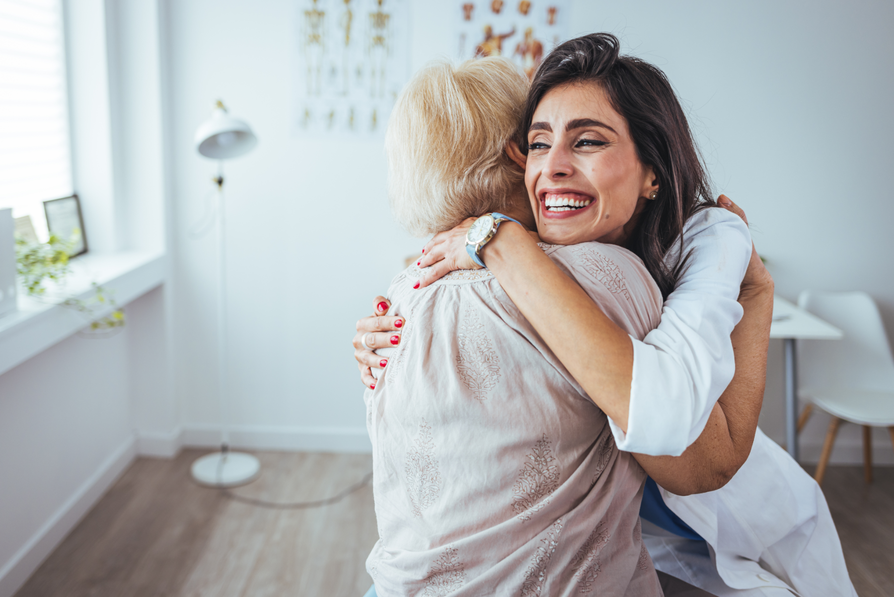 patient-hugging-nurse_553151701