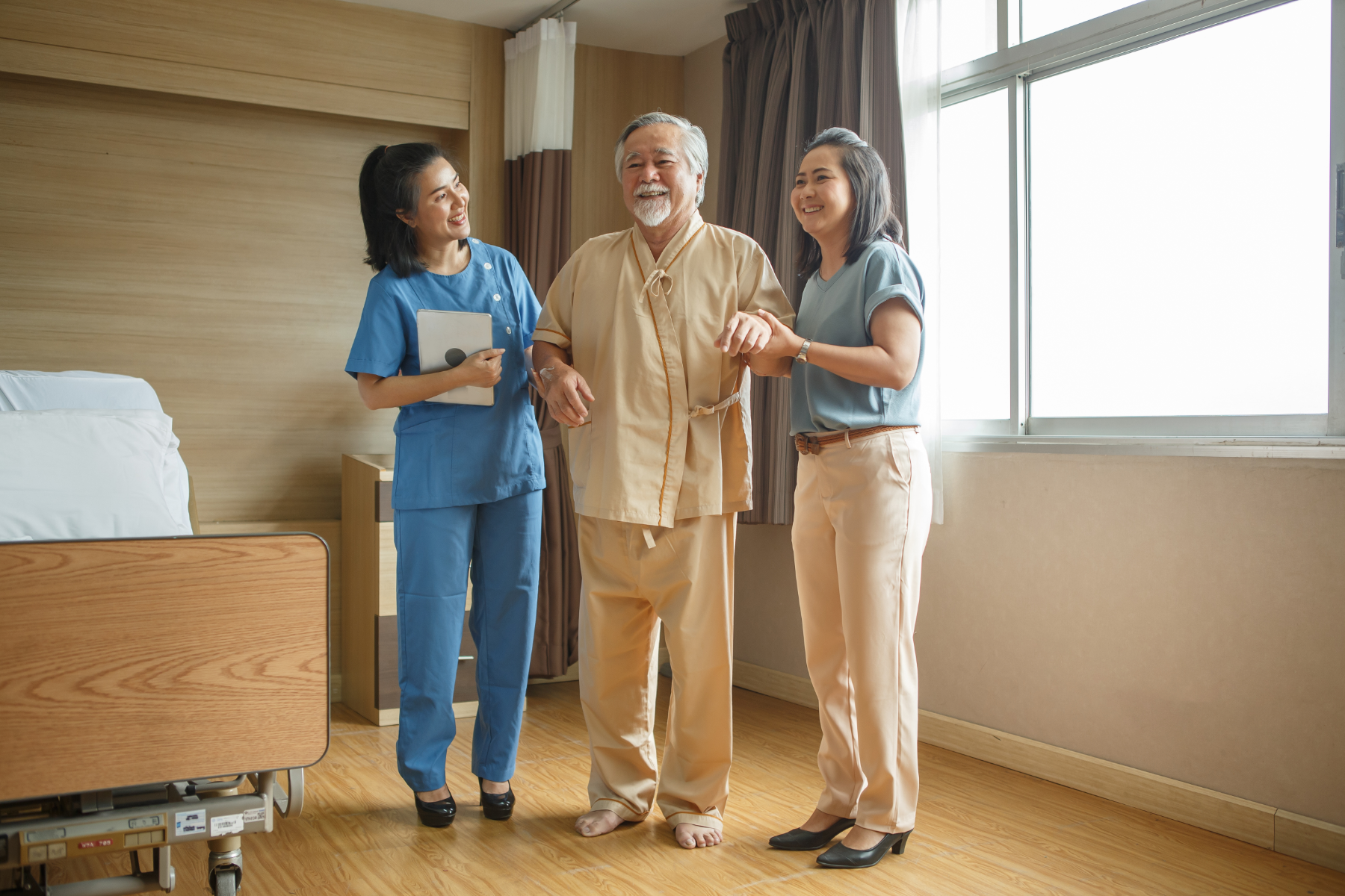 patient-with-nurse-and-family_455106573